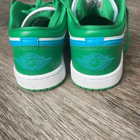 Air Jordans 1 (Low) - Picture 2 of 4